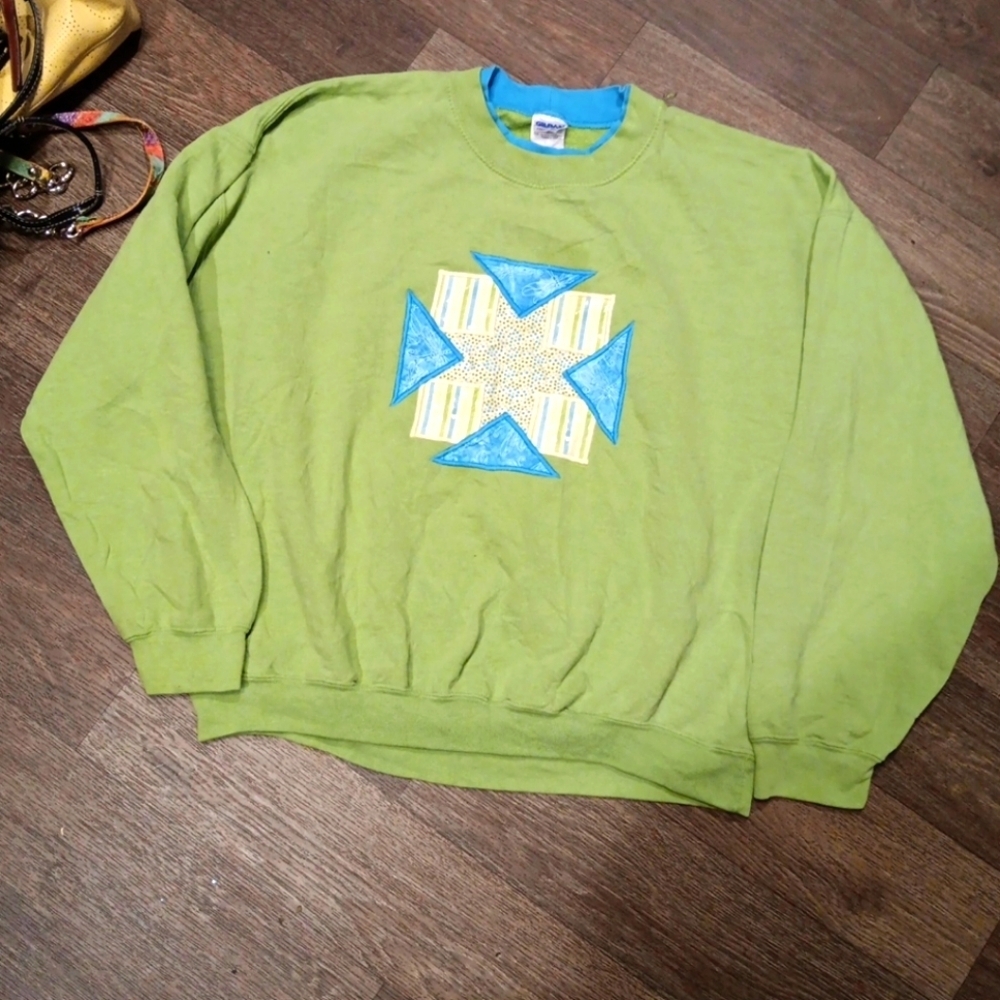 Gildan Vintage 90s Men's Green Crewneck Sweater with Blue Accents